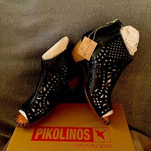 Pikolinos Romana Black Leather, Open Toed, zip up in back, Gorgeous, BRAND NEW